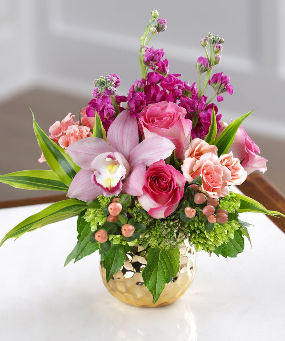 CarithersFlwrs's tweet photo. Celebrate a special moment with a customer favorite! This gorgeous, lush design of #hydrangea, peach #roses, hybericum berries, garden stock, and #orchids, artfully designed in a gold keepsake decor vase. #carithers #atlantaflorist #samedayflowerdelivery https://t.co/6iZ25cKKv1 https://t.co/RWA53fcSk3