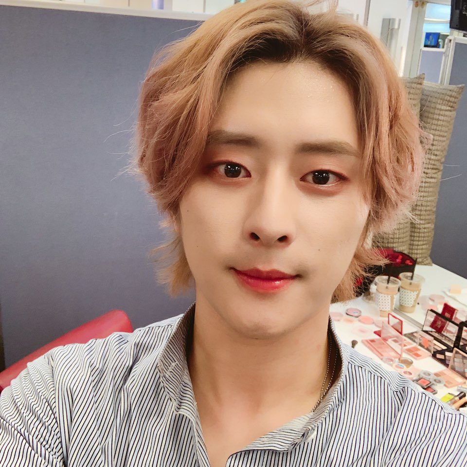 KARD_Official's tweet photo. [#KARD]
첫방 기념으로 셀카도 놓고가요~😜

#BM #JSEPH #SOMIN #JIWOO
#KARD #KARD_밤밤_Bomb_Bomb https://t.co/HF25iFzUrS