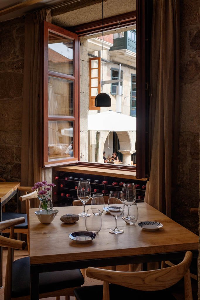 Intenta no enamorarte en tu visita a <a href="/oEirado/">Iñaki Bretal</a> 
Nuestro #IñakiBretal y equipo te lo pondrán muuuuy difícil🙏🌊 👨‍🍳🥂🥢
nove.biz/restaurante-in… 

Fotos: Ovidio Aldegunde para <a href="/GrupoNoveCocina/">Grupo Nove</a>