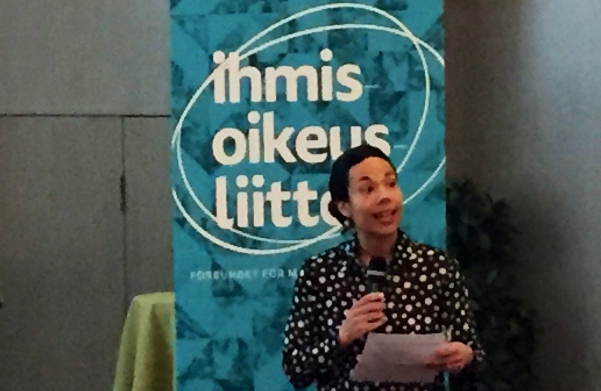 Ihmisoikeusliiton seminaari @ShadiaRask @THLorg kommentoi paneelikeskustelua, että #köyhyys ja #syrjintä liittyvät kiinteästi toisiinsa ja olisi tärkeä puhua moniperustaisesta köyhyydestä #riittäväätoimeentulo