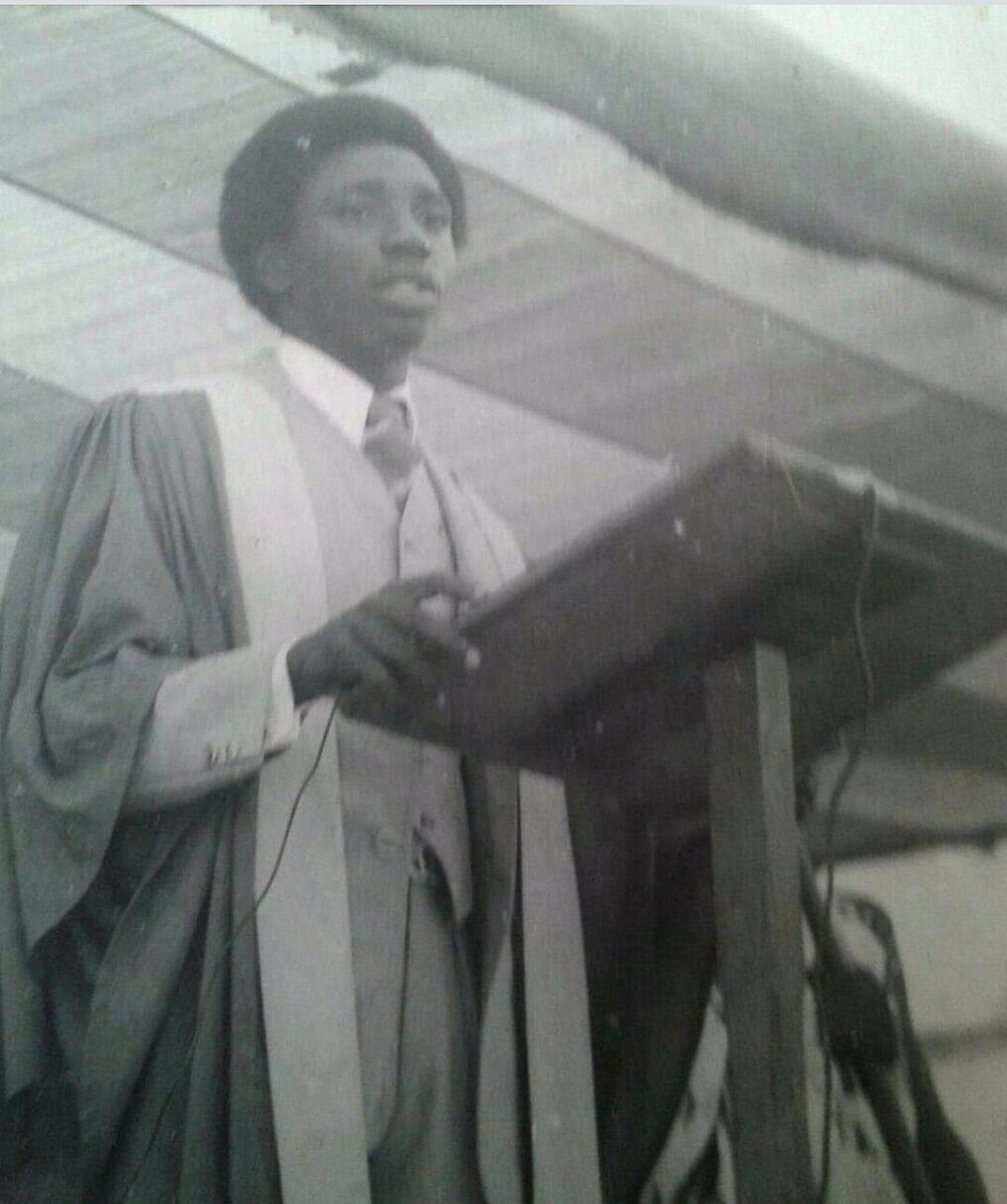 amosanetwork's tweet photo. Speech and Prize Giving Day - "79/"80.
Ɔkɔr Senior Dawsey, school Prefect appealing for the construction of the #Aggrey bridge.
#throwbackthursday  #Aggrey80 #AMOSAlife #AMOSAmoment https://t.co/XtMC66oJJ1