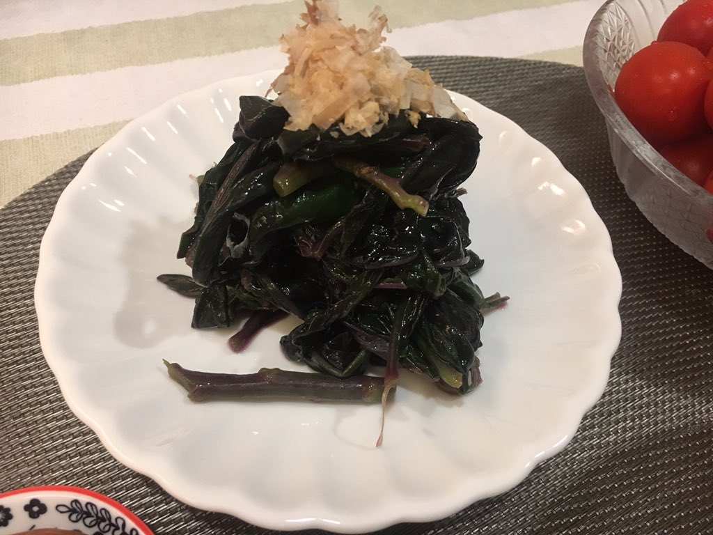mayu_taiwan's tweet photo. 👩🏻‍🍳〔 #mayukitchen 〕
花蓮から届いた #金時草 ( #水前寺菜 ) と白菜🥬とトマト🍅を早速…🥺 あいのり見ちゃったから気付いたら17:45でびっくりしたw 超簡単ごはんっ！😇 ( 梅干しちょんw )
金時草って表裏で葉っぱの色が違うんだって〜😌 白だし×穀物酢×お砂糖で和えました〜 おいしっ🥺🥺 https://t.co/Eff9DEw6PW