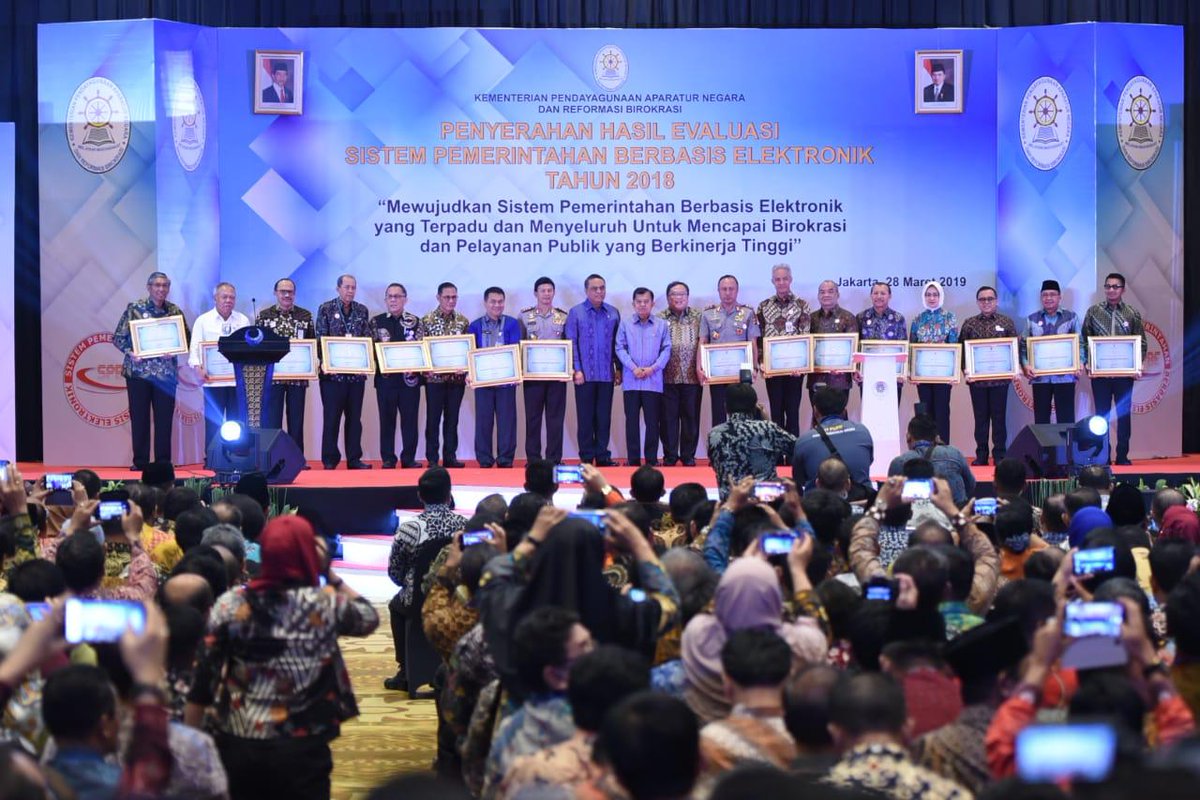 3. Atas perolehan penghargaan ini, Sestama BAPETEN, Hendriyanto Hadi Tjahyono yang hadir menerima penghargaan mengucapkan Syukur Alhamdulillah atas apresiasi dari Pemerintah terkait penerapan SPBE di BAPETEN tahun 2018.

#bapeten
#penghargaan
#sistempemerintahanberbasiselektronik