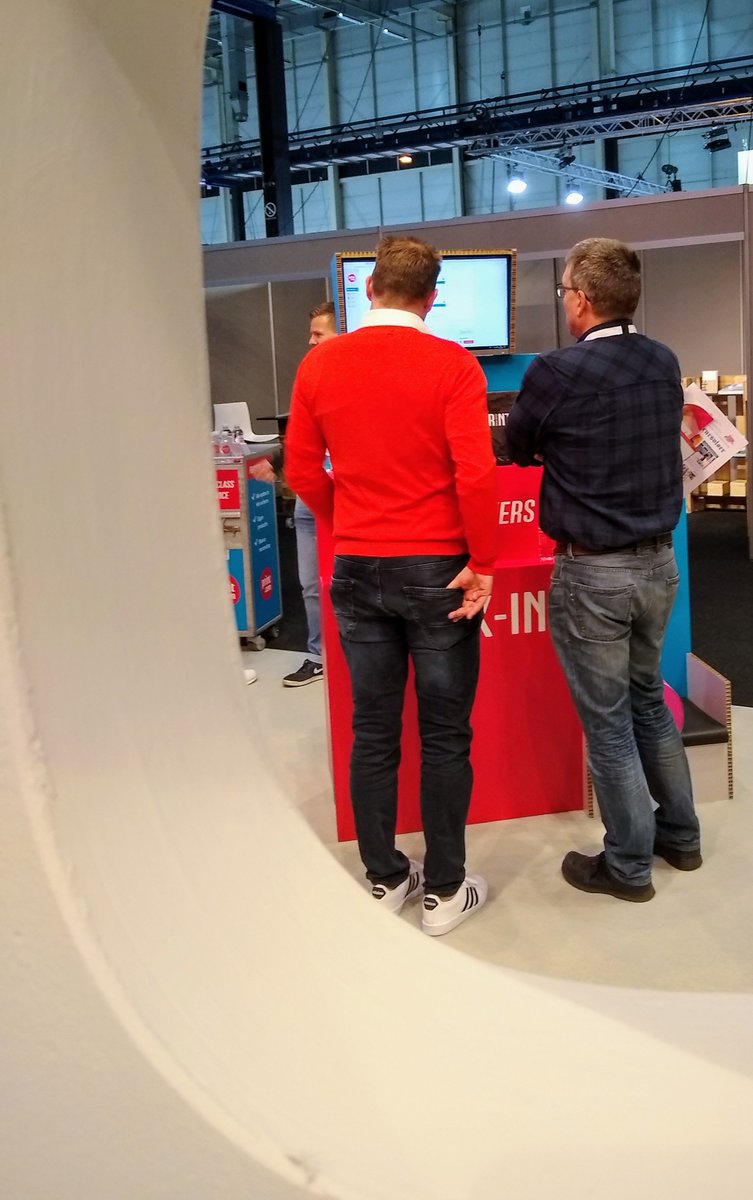 Op ontdekkingsreis door de app? Kom langs voor een demo! ✈️💺#signprintexpo #standf120 #printdotcom #ambacht #passie #creativiteit #frequentflyer #firstclass