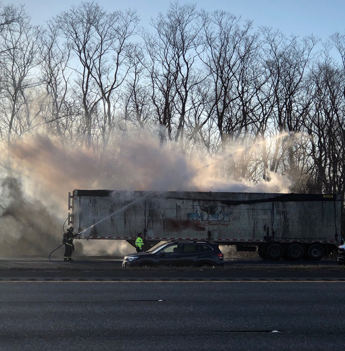 sjforman138's tweet photo. Tractor trailer burning rt 95 nth. Danvers. #wcvb #boston https://t.co/oWJAoMMNEq