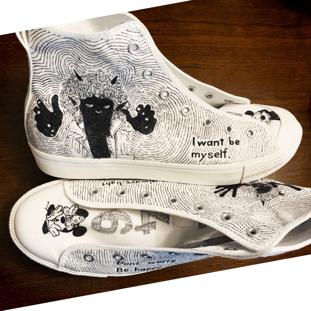 Helll ヘル A Twitteren 白いスニーカーに オリジナルペイント最終形態 着用したらこんな感じ 履いてる人間はボクです 表情固いけどハジメマシテ Illustration 手書き イラスト スニーカー