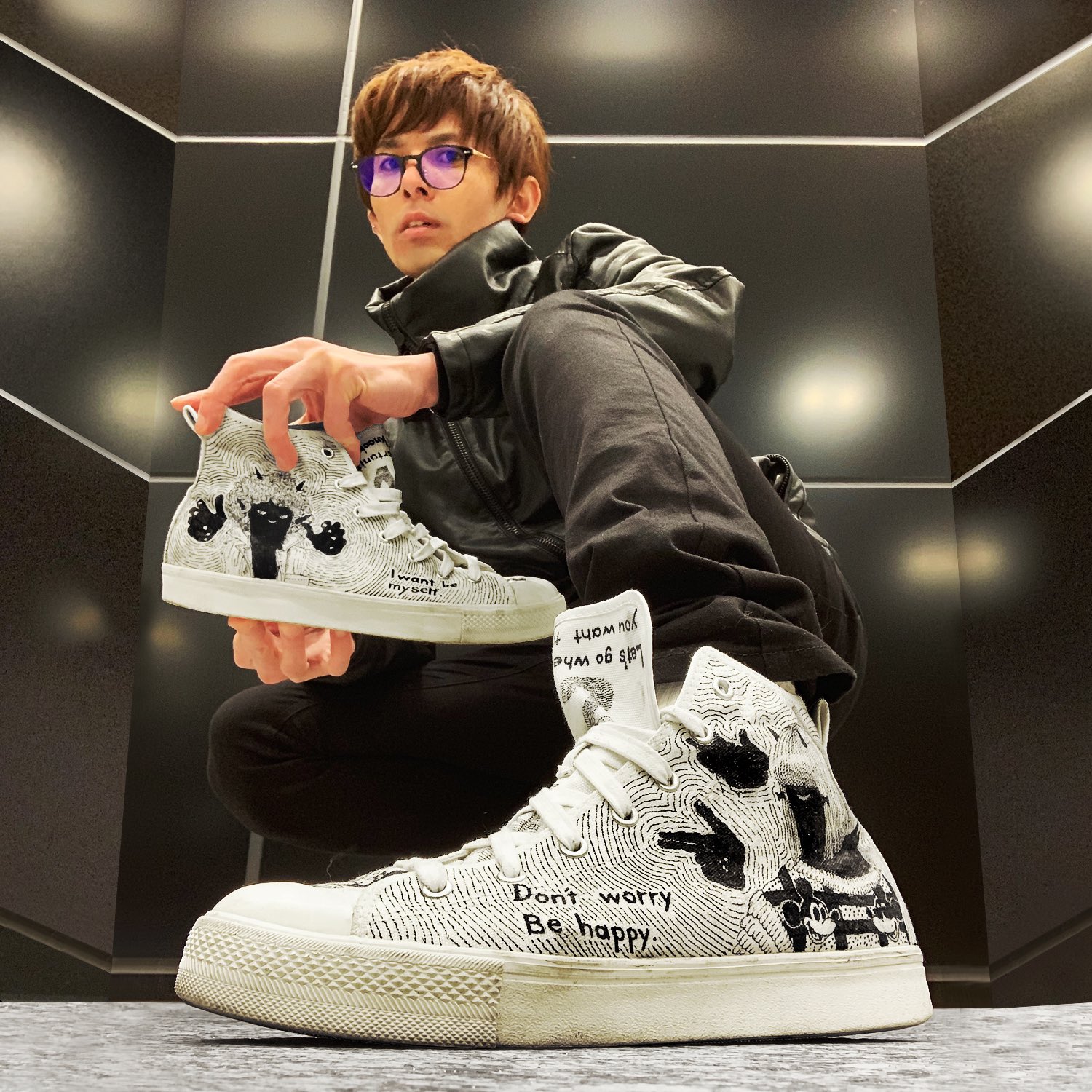 Helll ヘル 白いスニーカーに オリジナルペイント最終形態 着用したらこんな感じ 履いてる人間はボクです 表情固いけどハジメマシテ Illustration 手書き イラスト スニーカー T Co mstcptuv Twitter