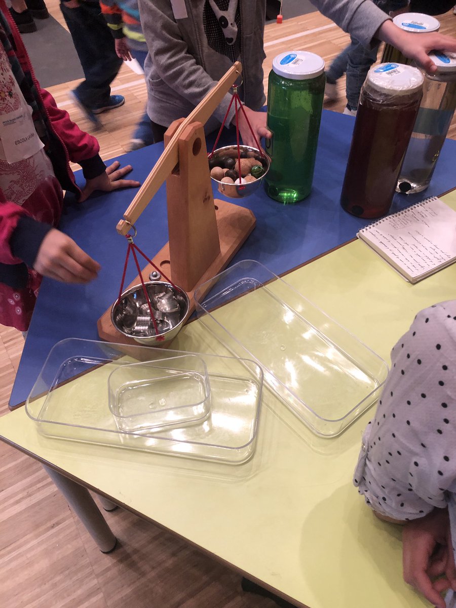crpsantmarti's tweet photo. Es mouen igual❓ Espai de l'@EMiralletes a la Fira d'experimentació dels Petits talents Científics! #ciències #aprenentatge #experimentació #petitstalents https://t.co/y3WsUGbnwC