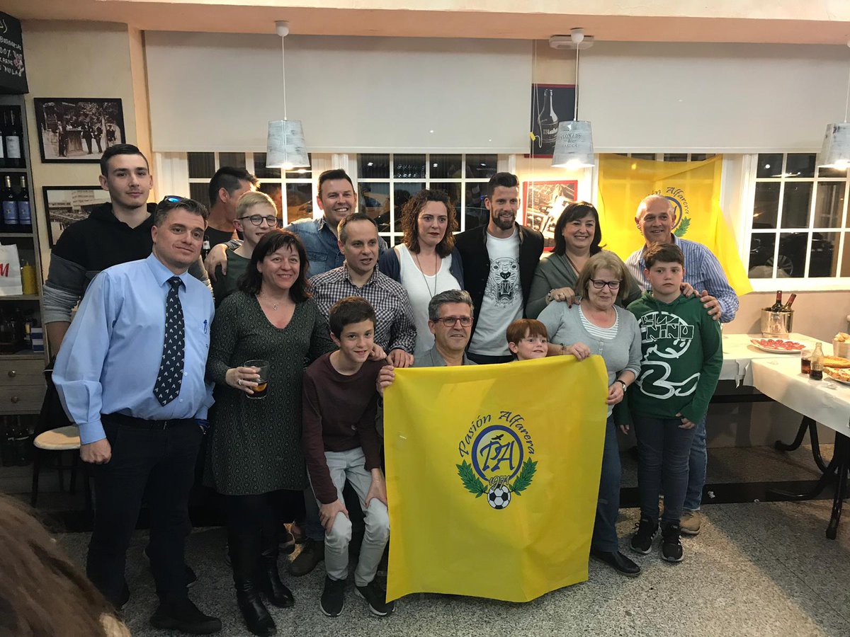 formichiki's tweet photo. Gran Tarde de presentación de nuestra Peña @pena1971PA rodeados de muchos amig@s del @AD_Alcorcon. @djim_25 sabía que eras un porterazo y un ídolo para nosotros. Ahora también se que eres una excelente persona con gran corazón. Gracias Dani por representar valores de esta familia https://t.co/h8KB7yOiR0