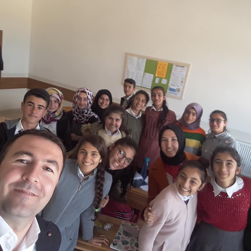 MustafaCDR1's tweet photo. #HilvanMustafaKemalOrtaokulu
Öğrencilerimiz, bizim okulda varoluş sebeplerimiz...
8. Sınıflarımızla tecrübelerimizi paylaşıp hayallerine kanat çırpmada onları cesaretlendiriyoruz...
@ziyaselcuk @safran1958
@fduman27 @serafettinturan 
@SikakAli @TurgutMehdi https://t.co/W0CydOON4M