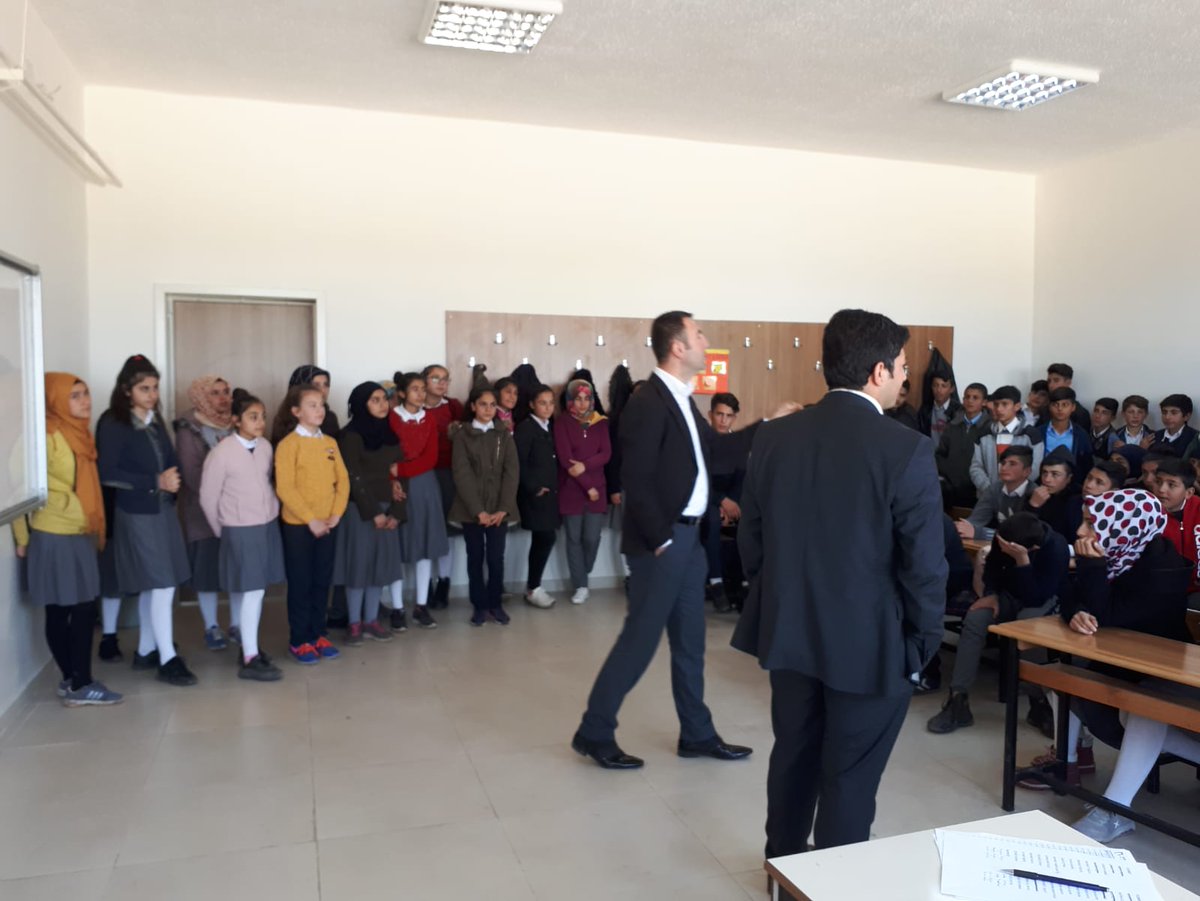 MustafaCDR1's tweet photo. #HilvanMustafaKemalOrtaokulu
Öğrencilerimiz, bizim okulda varoluş sebeplerimiz...
8. Sınıflarımızla tecrübelerimizi paylaşıp hayallerine kanat çırpmada onları cesaretlendiriyoruz...
@ziyaselcuk @safran1958
@fduman27 @serafettinturan 
@SikakAli @TurgutMehdi https://t.co/W0CydOON4M