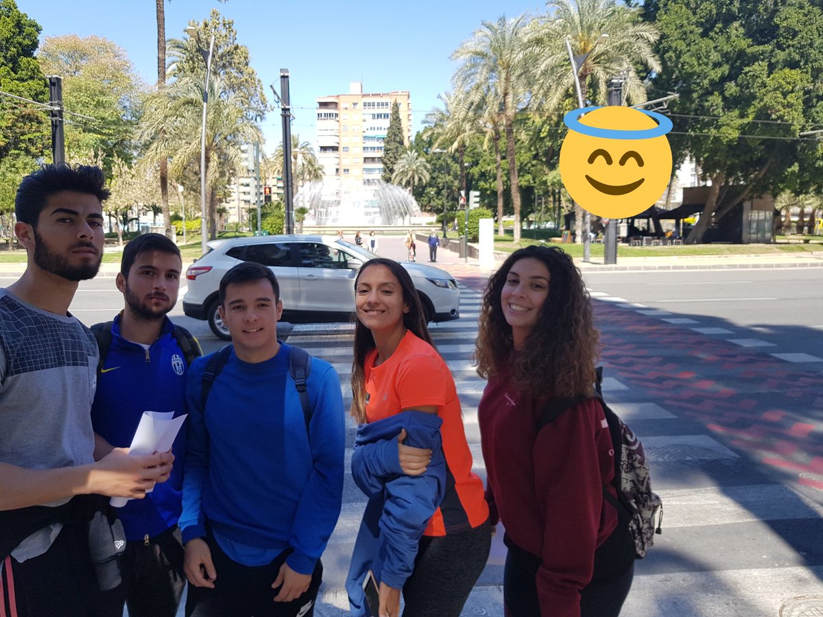 Jlopez33ucam's tweet photo. @PrimariaEFucam haciendo la practica de actividad física y salud en la plaza circular https://t.co/NcUfYtTfli