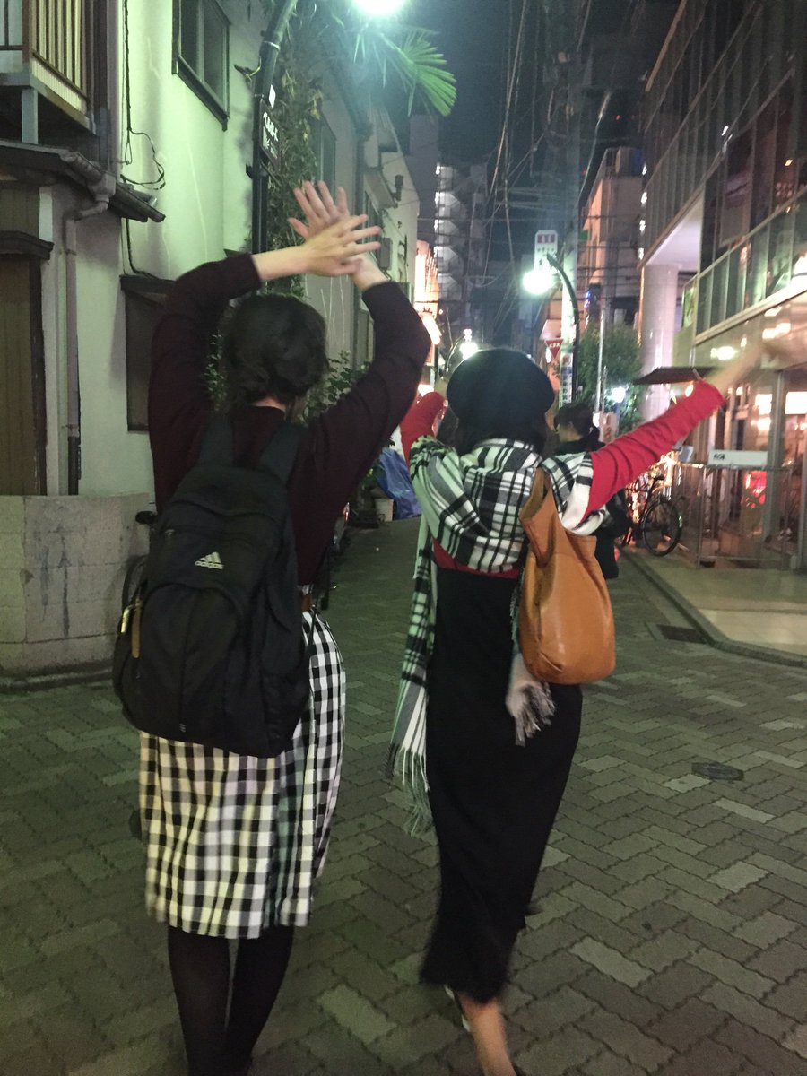 「椅子さえあればどこでも酒場」谷口菜津子さんと井の頭公園の川のアメンボを眺めイタリアンパセリをあしらったピザポテトを箸で食べて酒を飲みながらお喋りした様子を載せてもらってます!画像は酩酊しながら夜の吉祥寺を小躍りして練り歩く谷口さんと私です!春先におすすめ!レッツチェアリング! 