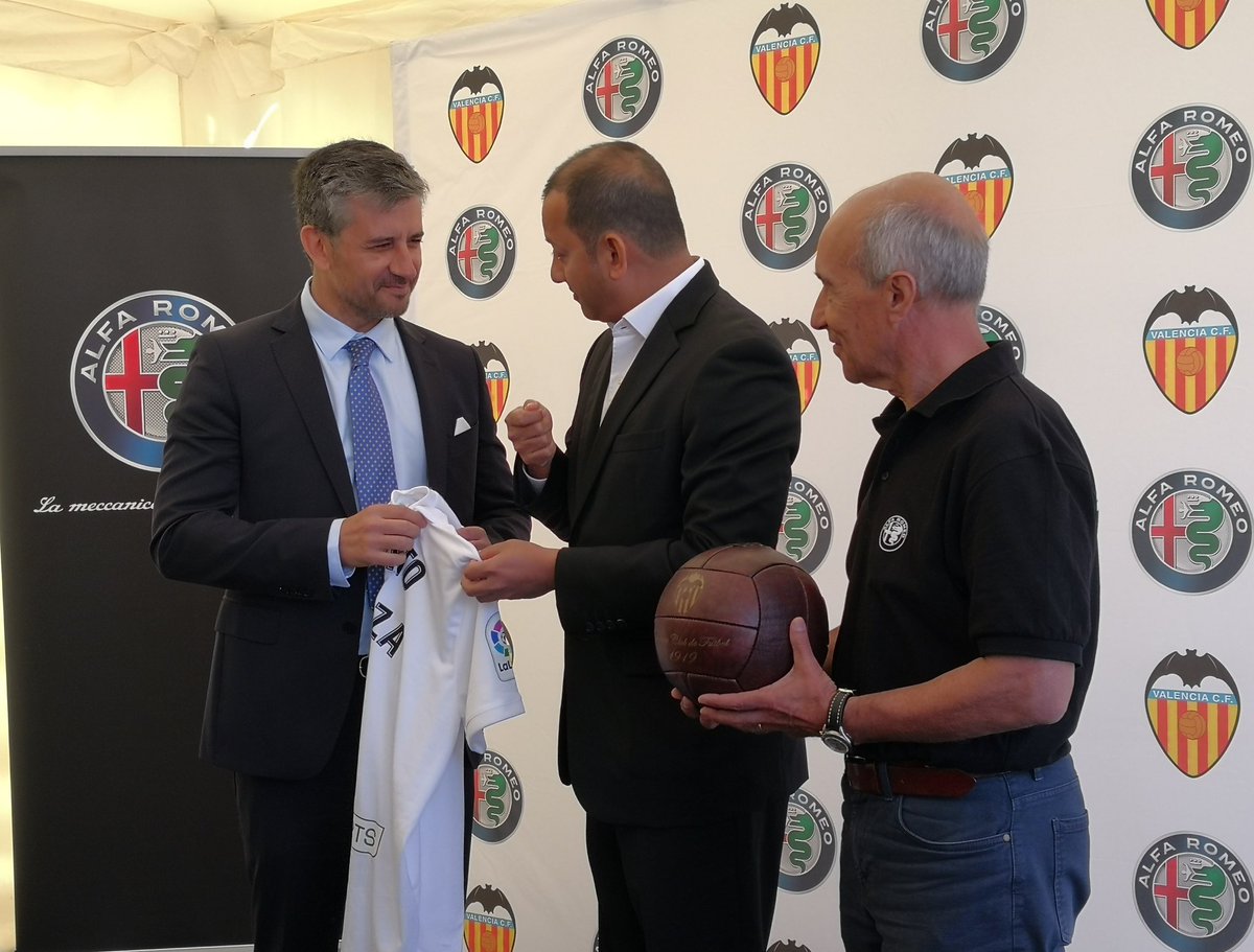 AlfaRomeo_es's tweet photo. Intercambio de obsequios entre el @valenciacf, #AlfaRomeo y el piloto Luis Villamil #ALFAVCF #LaMeccanicaDelleEmozioni https://t.co/iR9tW8SEAw