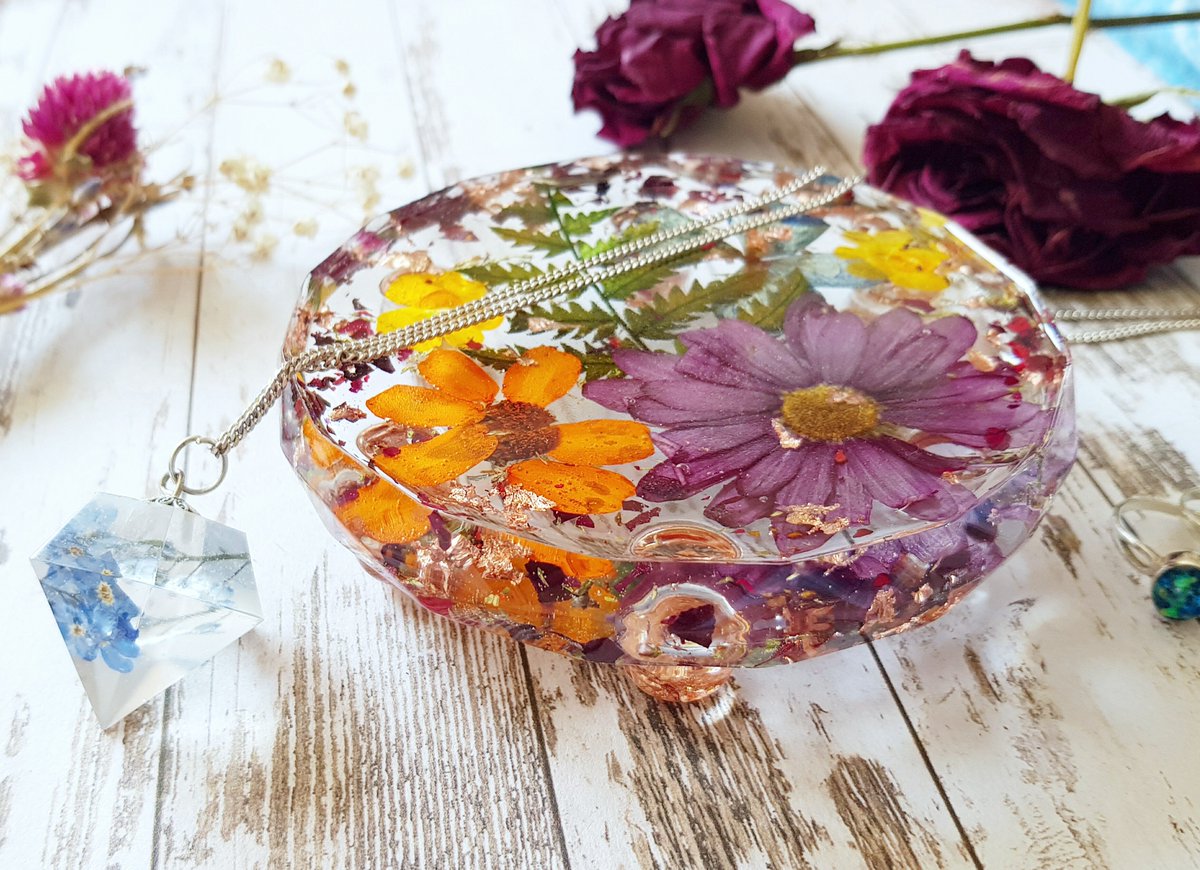 Yay! New little dish made! I love these colours together! Bright and bohemian! #resin #resinart #maiaandthewildflower #wildflowers #jewellerydish #bohemian #colours #jewellery #etsyuk #etsyshop #cavetsy #seller #crafts #handmadehome #handmade #stylemyhome #home #resinartist #love