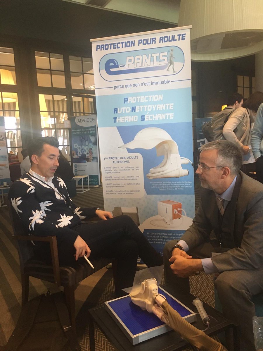 Rencontre avec @GirardjohanPro à la #SilverSummit pour parler dignité des personnes âgées alitées 
#senior <a href="/CroixRouge/">Croix-Rouge fr</a> <a href="/HERVEBOUTILLIER/">HERVEBOUTILLIER</a>