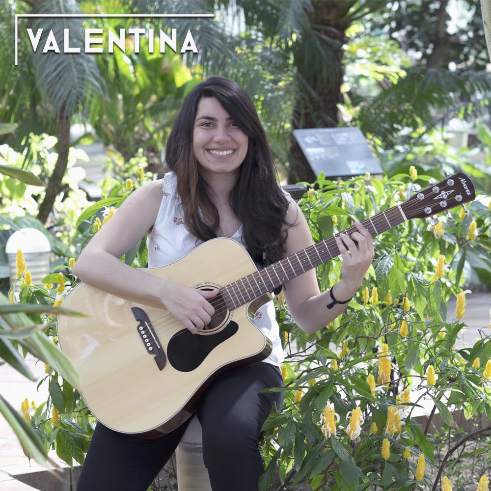 Esta es Valentina Salazar, nueva componente de THE DAWLINS. Además de tocar la guitarra acústica y la mandolina, canta y no os imagináis cómo canta. Así que, a parte de darle un toque especial con las cuerdas, también cantará algunos temas junto a Carlotta.