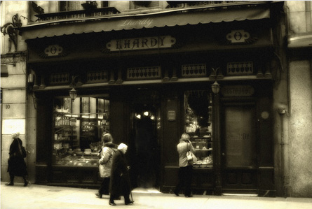 wearetrivu's tweet photo. Hoy nuestra calle, la Carrera de San Jerónimo, está de cumpleaños.
Hace 180 años se inauguraba Lhardy, uno de los restaurantes más antiguos de #Madrid , ubicado en el número 8 de esta calle.
¡Felicidades vecinos!
#WeAreTrivu #JoinTheTrivu https://t.co/pZ2fAdXvhX