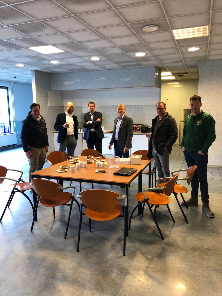 HVBMVastgoed's tweet photo. Speciaal moment om goede samenwerking met sloper te vieren! @gubbelsbv #herontwikkeling #Kraaiven #Tilburg  https://t.co/eqe5ImDmJq https://t.co/pNAkJM01RK