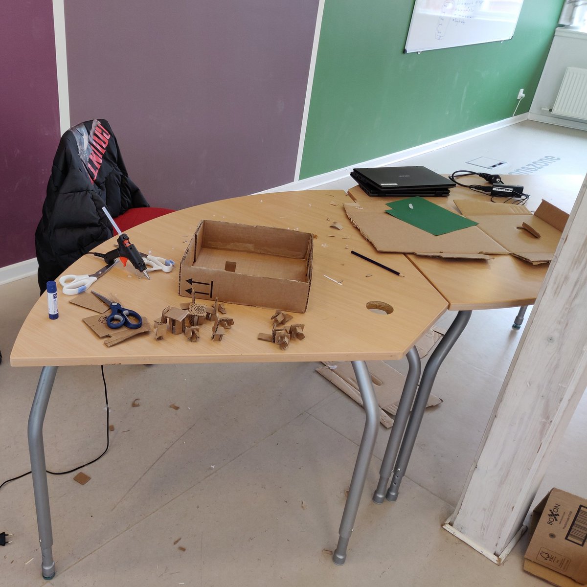 digihipsterdk's tweet photo. "Prototype"-fasen kan være med til at afgøre om uv i #teknologiforståelse bliver en succes. Vores erfaring er, at eleverne skal kunne fordybe sig i det analoge kreative arbejde før de kan levere et digitalt artefakt af en hvis kvalitet #skolechat #dkskole #uddpol m/@MarkusKrarup https://t.co/u0vZ1iTaez