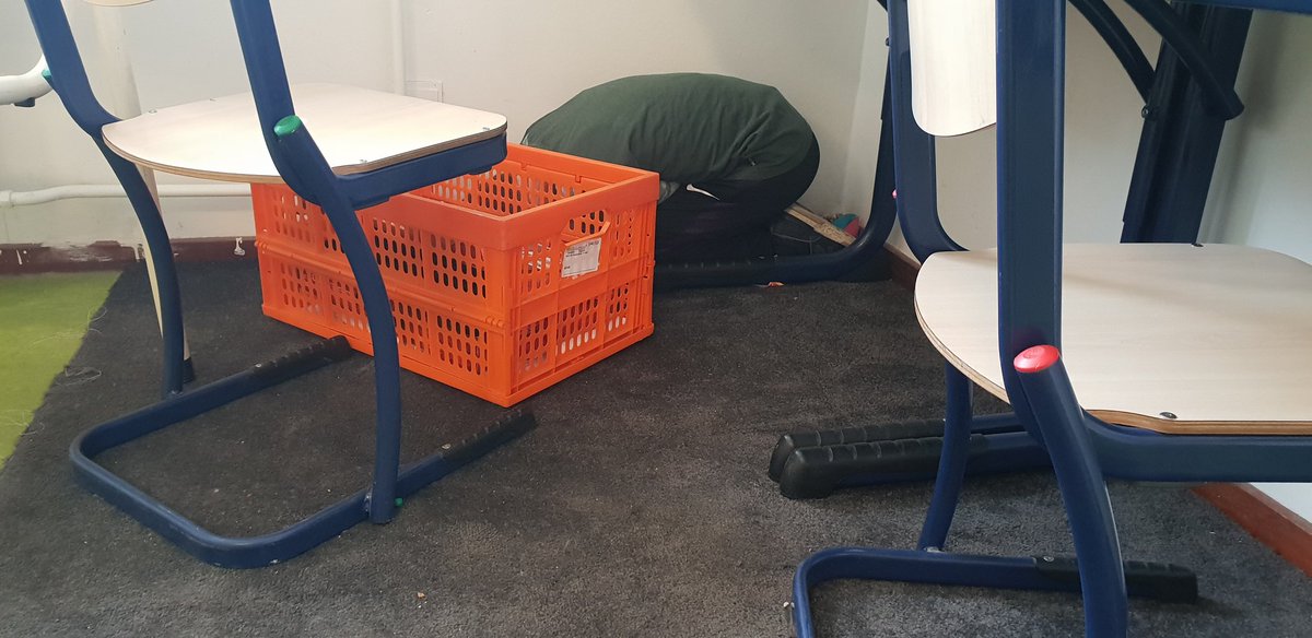 Als de rest vd school studiedag heeft, kun je mooi verstoppertje door het gebouw doen. @DayaWeekSchool