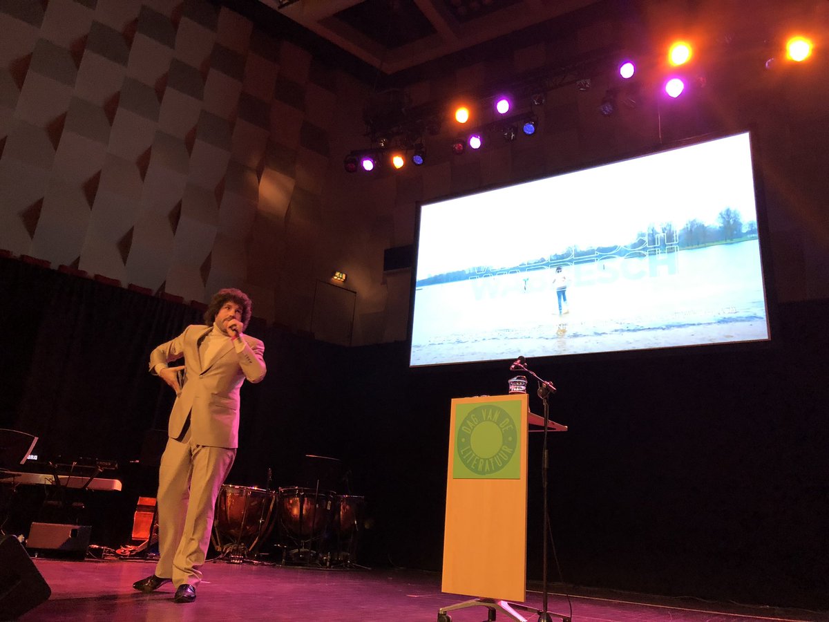 abdelkabenali's tweet photo. Bert Wabbe krijgt de hele zaal op Nijhoff en Slauerhoff aan het schmalzen en dansen! #dagvandeliteratuur https://t.co/O2TaOscwx2
