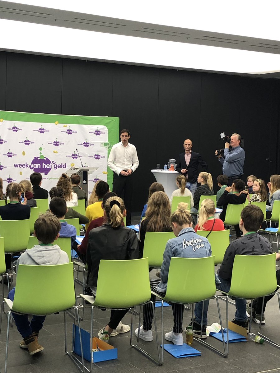 Wijzeringeld's tweet photo. Wat een interessante vragen hebben de kinderen van de verschillende basisscholen aan @WBHoekstra gesteld! Een geslaagde kinderpersconferentie! #weekvanhetgeld #wvhg2019 #geldheld #lerenomgaanmetgeld https://t.co/GutVFDk9qB