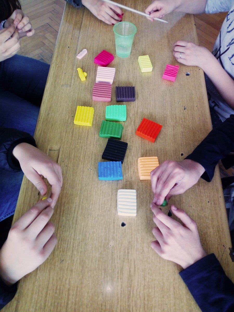 Uspešnosti radionice svojim iskustvom doprineli su učenici-članovi đačke zadruge "Đerv" OŠ "Ratko Pavlović Ćićko" i njihova mentorka Slađana Veličković, kao i stručne saradnice škole - psiholog Svetlana Ćurčić i pedagog Marina Miljković. Svi zajedno, uživali smo stvarajući