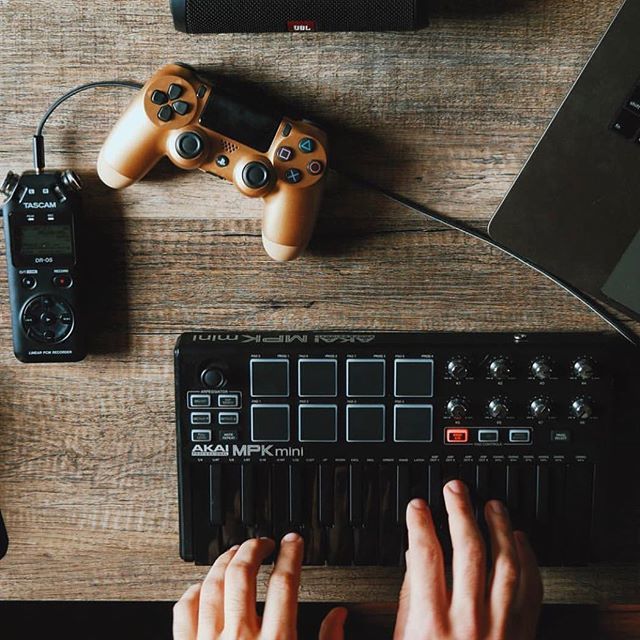 AiryaHQ's tweet photo. Play session
Via: @taetro 
#airya #airyahq https://t.co/Zire99GIcF https://t.co/bUxDQYJp2s