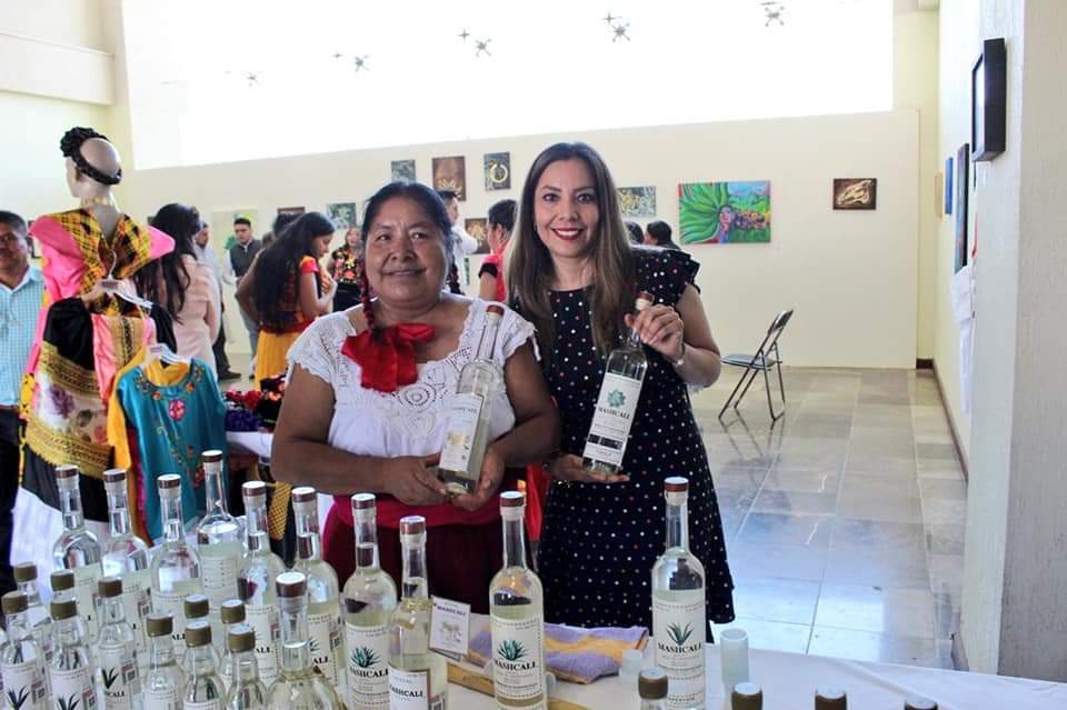 el_istmeno's tweet photo. @aleidaserrano , #DipLocal, asistió como invitada a la inauguración de la exposición “Caravana Cultural: Pinceladas con Sabor a Oaxaca”, constatando el talento oaxaqueño de mujeres y hombres que a través de sus manos y creatividad, hacen realidad sus diversos sueños. https://t.co/kRlQzTyFvk