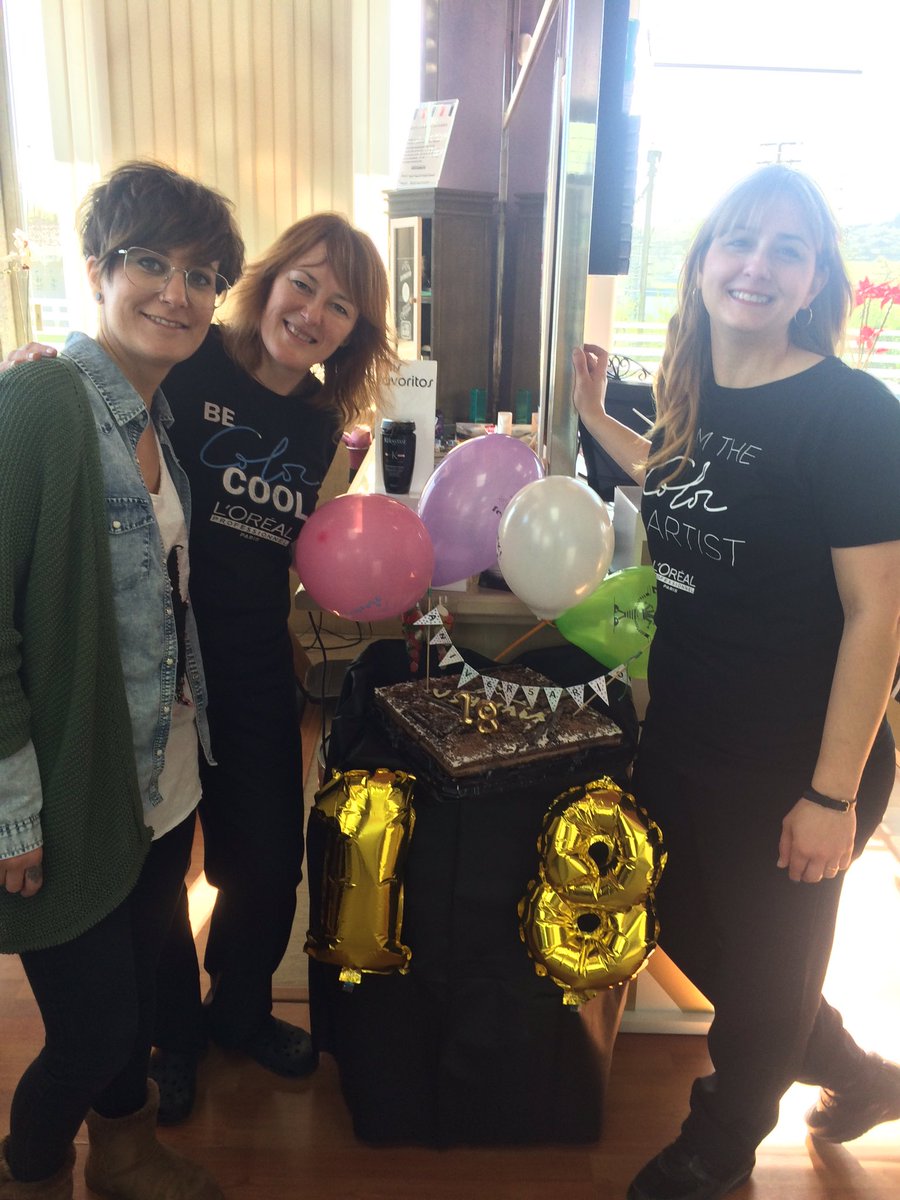 USHUAIAPELU's tweet photo. ¡MOMENTAZOS!💃#ushuaiapeluqueríayestética #lorealprofessionnel #happybirthday #inoa #hairporn #hairpost #lovemyjob #coolhair #style #cumpleaños #cumpleañosfeliz #hairlove #roodshadow #balayage #ilovemyjob #silver #lafrench #peluqueria #hairinstagram #hairstyle #haircut #haircolor https://t.co/VFDHaN43Zh
