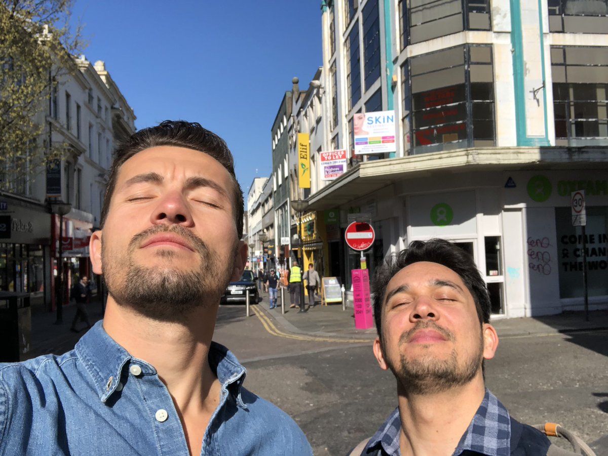 Alexvizeo's tweet photo. Quand on me dit qu’il fait jamais beau en Angleterre ! 🤩😁☀️
#lovegreatbritain #BritainRocks #collab #AlexRocksLiverpool https://t.co/XPJbZsMJNw