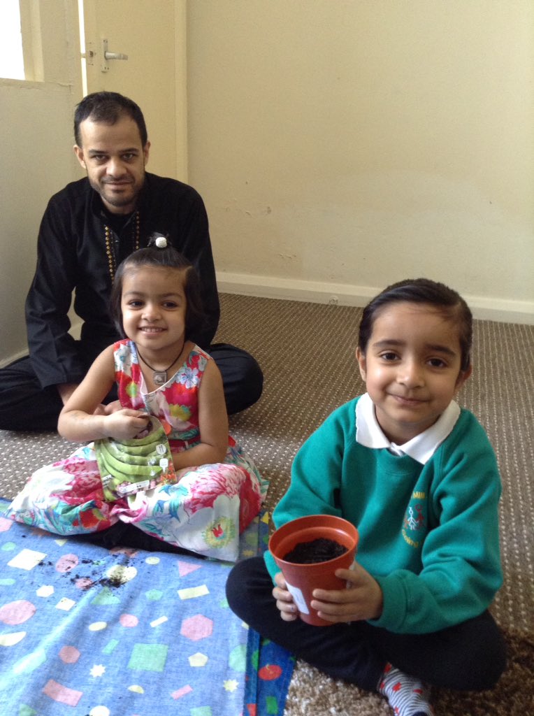 HortonMill's tweet photo. REAL Visits 7 this morning planting seeds sharing stories and engaging families/children @OldhamOA @OldhamCouncil #parentalengagement #workingtogether #developingliteracyskills https://t.co/4lJ5b8TJRY