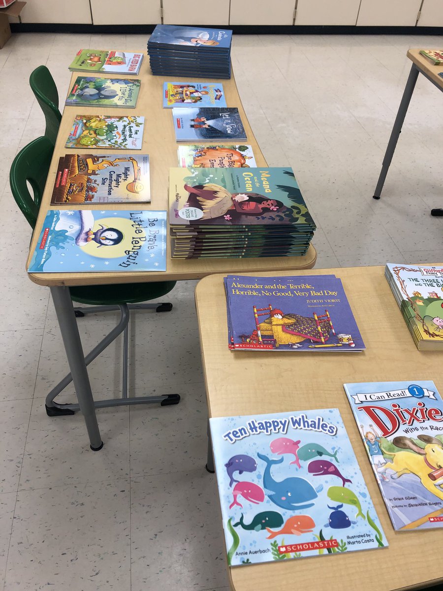 MURen1821's tweet image. Giving away over 400 books today! #pinewoodpride’s 3rd free book giveaway this school year! #springbreakreading