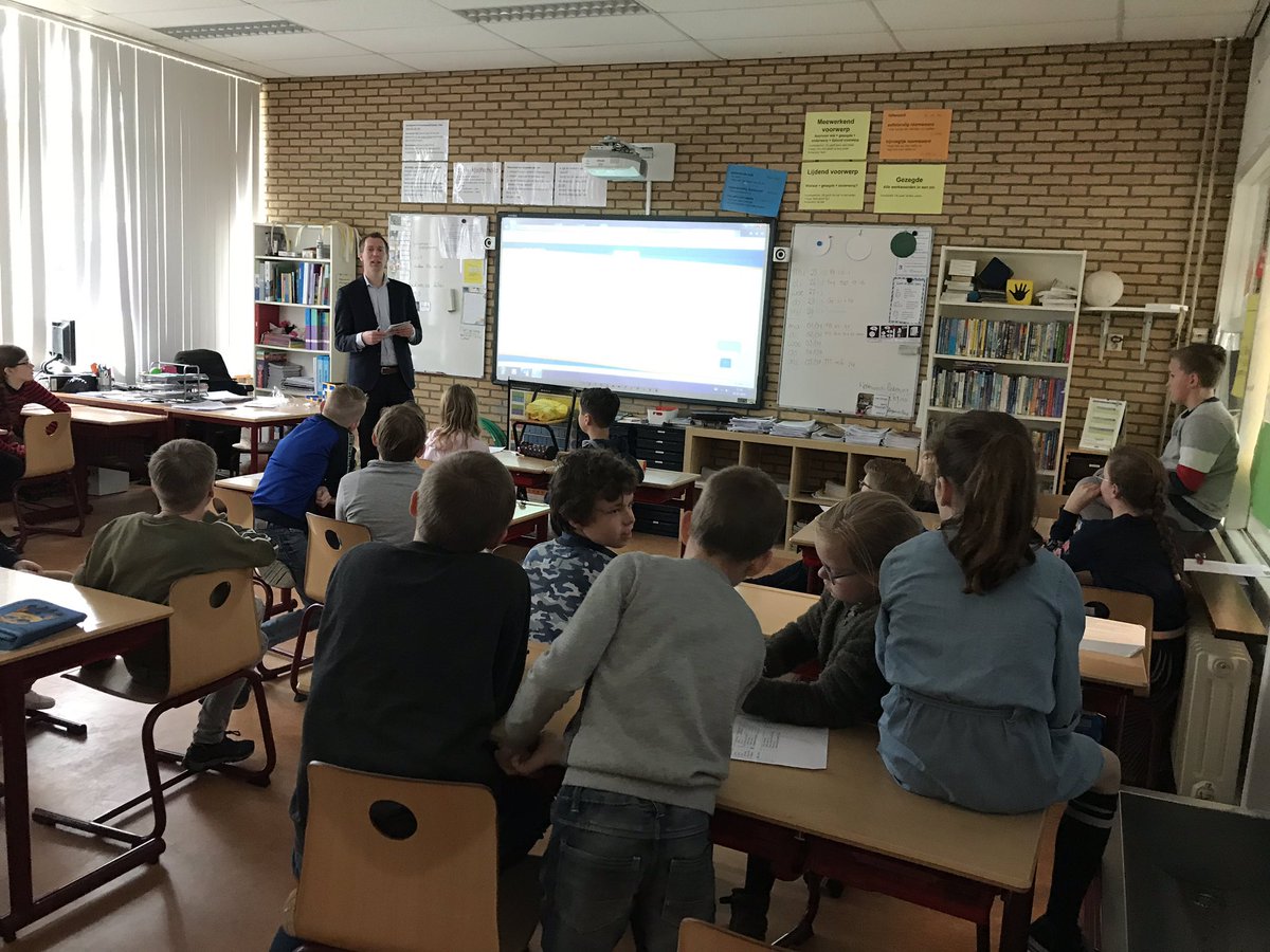 vandaag #bankvoordeklas op #vrschool #spaartopper #rekenmeester #bigspender #geldwarhoofd Enthousiaste groep je eigen zoon in de klas. Leuk