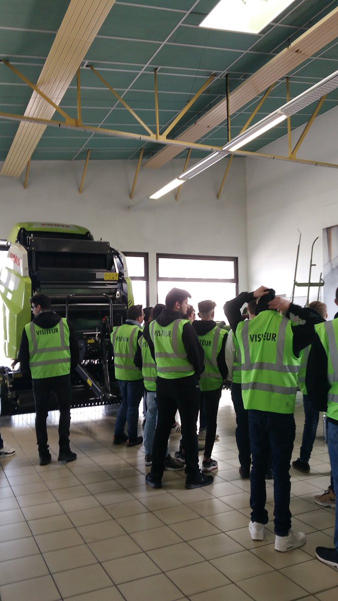 LempinN's tweet photo. #Entdeckungstag avec nos partenaires allemands du #BBZMerzig et le soutien de @ofaj_dfjw. Visite de l'usine Claas à Woippy. #lycéeentremeurtheetsânon de Dombasle. https://t.co/AE3rrCJrPO