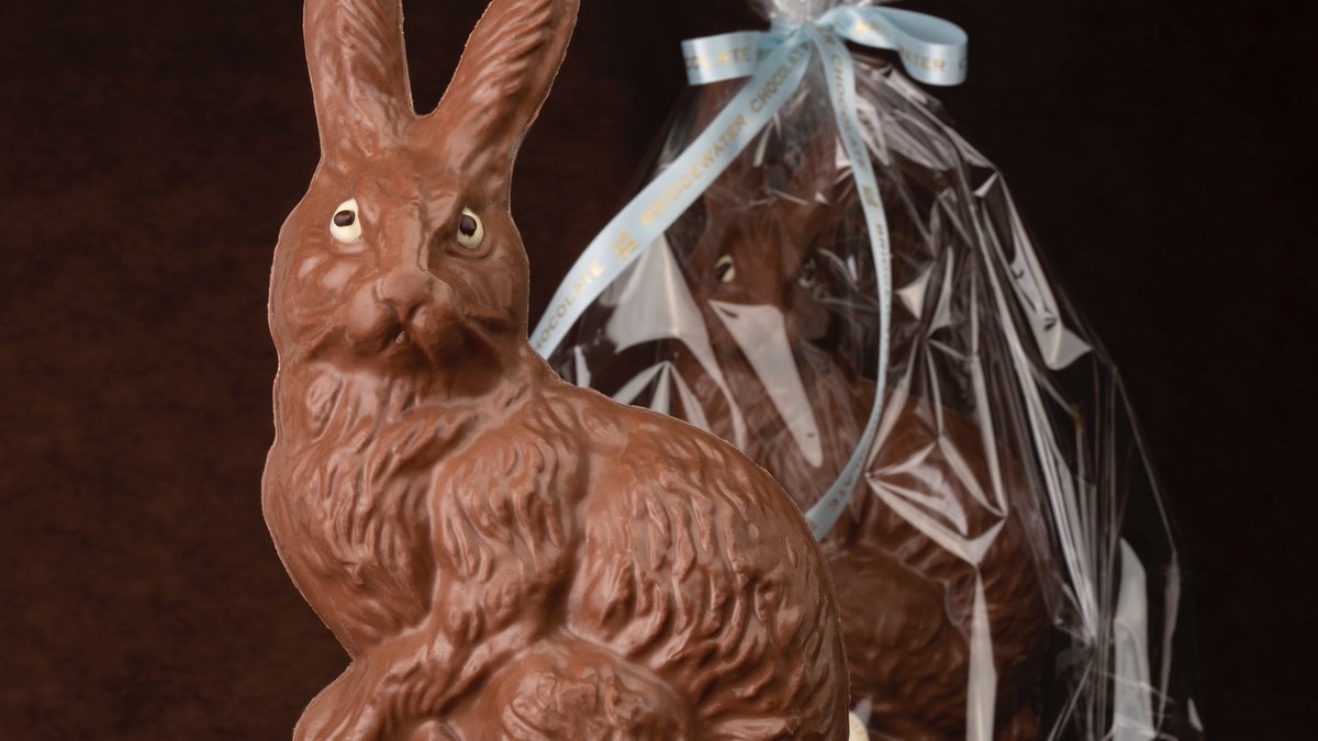 BridgewtrCho's tweet photo. Our 12” Bunny makes for a beautiful centerpiece!
#bridgewaterchocolate #valrhonausa #republicadelcacao #chocolate #milkchocolate #darkchocolate #easterbunny  #eastersunday #cute #spring #springtime #easter #foodphotography #instagood #chocolatelover #chocolategifts https://t.co/wcUqKhJfYe
