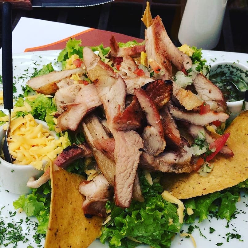 Santa_Costilla's tweet photo. 🇲🇽 Totopos, pico de gallo, queso holandés y punta de anca de cerdo 🤤 Todo en una deliciosa Ensalada del Norte 👌 ¡Encuéntrala sólo en @Santa_Costilla!🐖 Te esperamos en #Usaquén y #Campestre🐽
.
#pork #salad #totopos #cheese #foodaddict #foodiebogota #FoodPorn #yummy #foodaddict https://t.co/HBCZfHXa1b