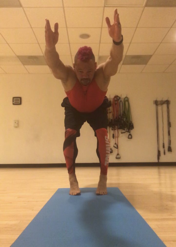 untouchable1_dm's tweet photo. A lil twinkle toes action, yoga completed, iron style💫

#yoga #pose #iron #style 
#twinkle #toes #action https://t.co/MzyoKNn6Gk
