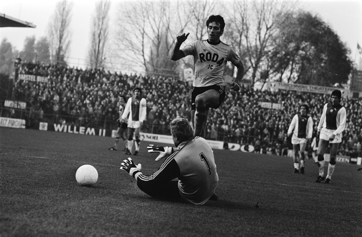 ftblsm's tweet photo. #DickNanninga against keeper #PietSchrijvers during the match between #Ajax and #RodaJC in 1978 (#RobBogaerts/Anefo) @AFCAjax_EN @ajaxlife @rodajckerkrade @RodaJCnetwerk @goalies119 @goalkeepersdiff @PortieriSiNasce @OldFootball11 @FootballArchive @SuperbFootyPics @facciacalcio https://t.co/oCLiSJq8Cv