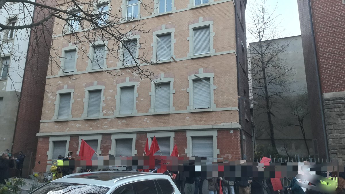attac_stuttgart's tweet photo. #Forst140 nach heutiger #Reulung im Auftrag der Stadt. Jetzt sind die Rollos wieder unten und der #Leerstand zu Gunsten der Rendite einiger Spekulanten wieder hergestellt
Der #DRUCKimKESSEL steigt weiter. Wir brauchen eine Bleibe, denn Wohnen ist ein Grundrecht, auch in der Stadt https://t.co/1VtqjwfQCp