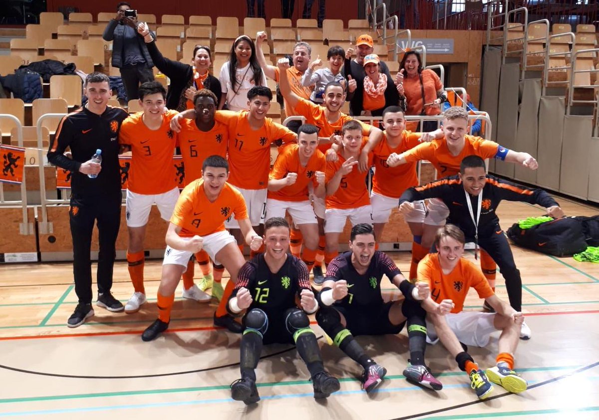 OranjeFutsal's tweet photo. ☑︎ En dat is twee!
#Onder19 wint op het EK-kwalificatietoernooi ook van Azerbeidzjan, met 6-1! @UEFAFutsal #zaalvoetbal https://t.co/805LJEsOdF