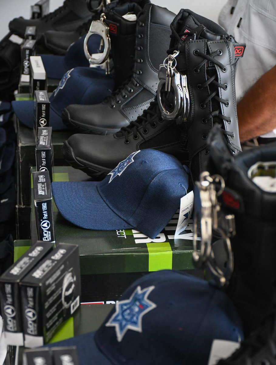 Entregamos uniformes, equipamiento, constancias de formación  y reconocimientos a nuestros policías. Trabajamos para garantizar la seguridad, que es un derecho fundamental de los ciudadanos.
#OrgulloPortoMorelense
#EvolucionaConRumbo