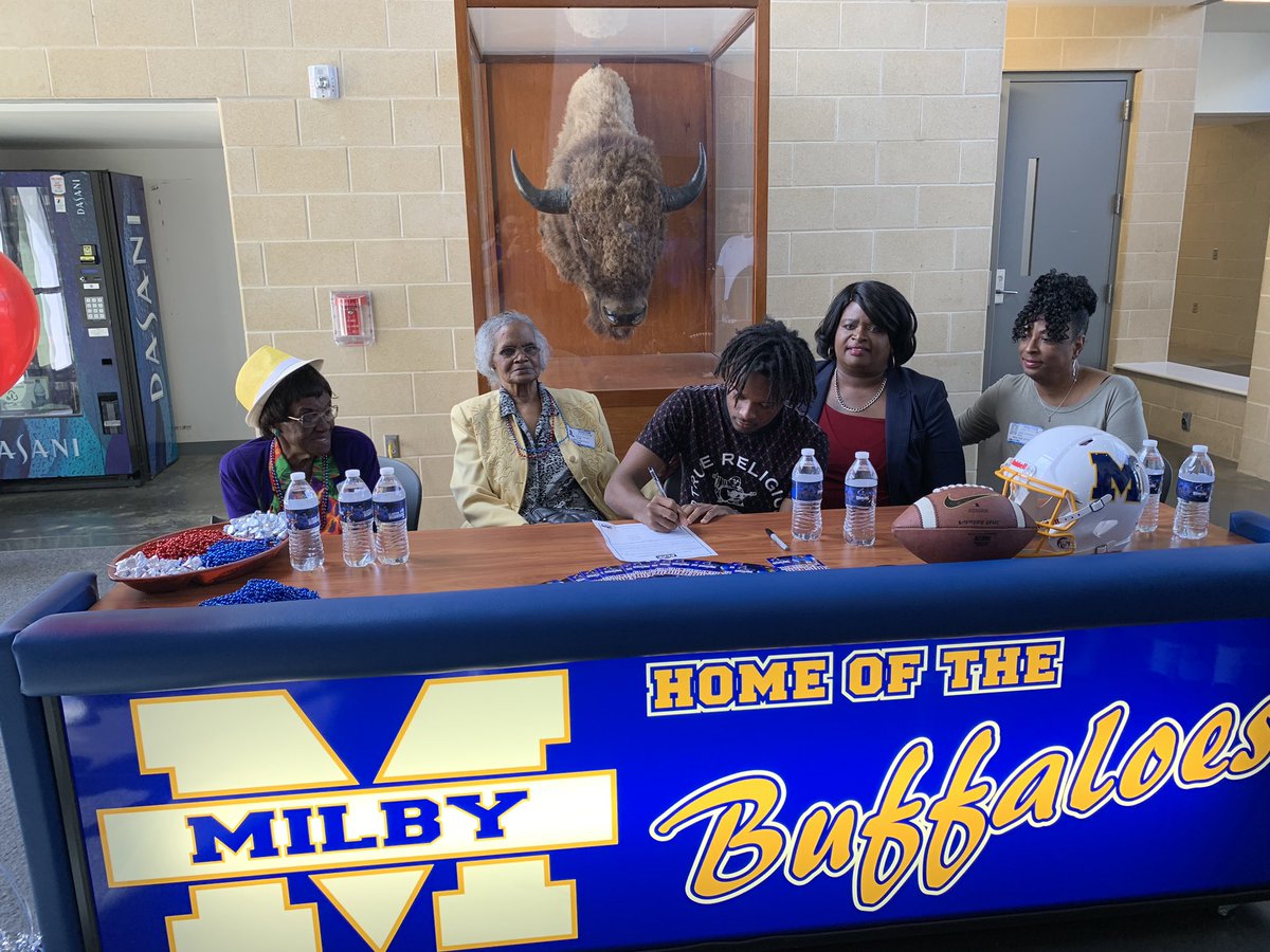 Congratulation to another senior signed to continue his education and play at the next level @clvntooo going to do big things next year. #GoBuffs #RecruitMilby