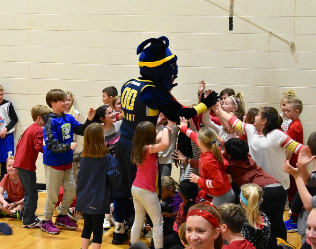 noblesvilleboom's tweet photo. 😡🐜 + 🏀 = ❤️

The Mad Ant had a wonderful time at Cedar Canyon Elementary today for #kidsheartchallenge #NBAcares https://t.co/2DKcFO2BNa