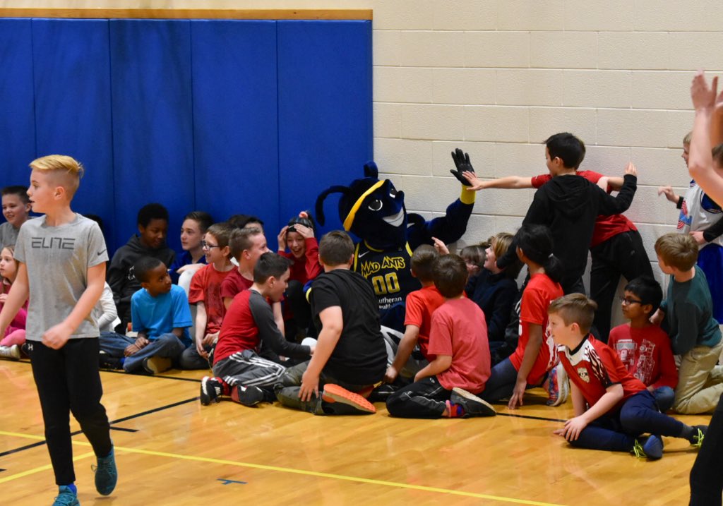 noblesvilleboom's tweet photo. 😡🐜 + 🏀 = ❤️

The Mad Ant had a wonderful time at Cedar Canyon Elementary today for #kidsheartchallenge #NBAcares https://t.co/2DKcFO2BNa