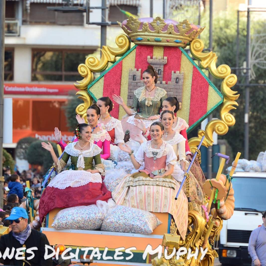 festesdeCS's tweet photo. Milers de persones han participat en el Cós Multicolor. Una incruenta batalla de confeti en què les reines de les festes i els seus Talls d'Honor han participat activament. https://t.co/dQU0ktX8am