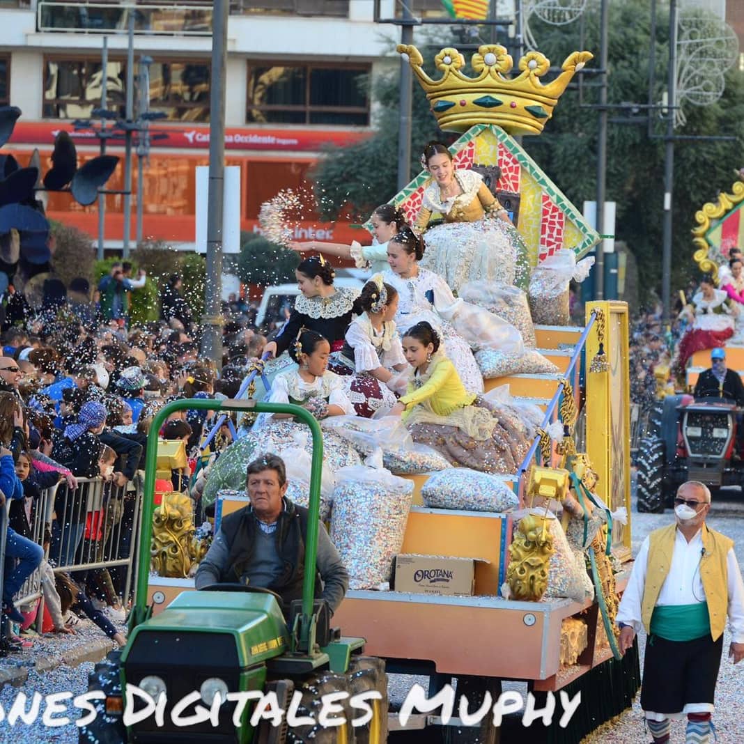 festesdeCS's tweet photo. Milers de persones han participat en el Cós Multicolor. Una incruenta batalla de confeti en què les reines de les festes i els seus Talls d'Honor han participat activament. https://t.co/dQU0ktX8am