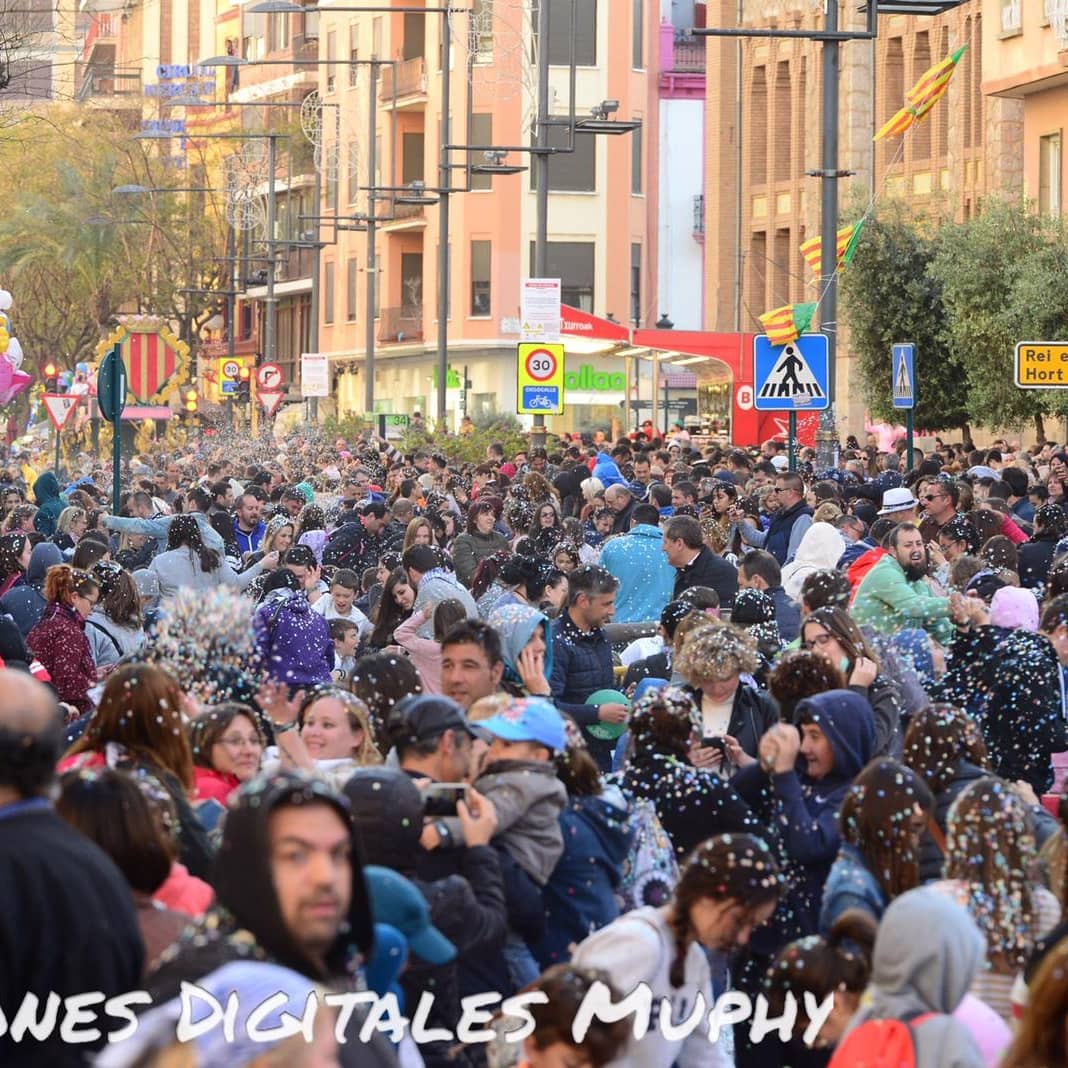 festesdeCS's tweet photo. Milers de persones han participat en el Cós Multicolor. Una incruenta batalla de confeti en què les reines de les festes i els seus Talls d'Honor han participat activament. https://t.co/dQU0ktX8am