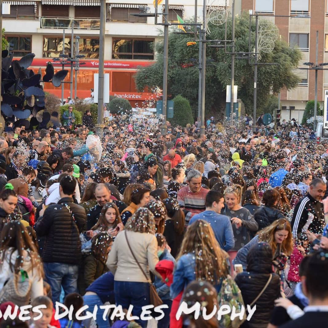 festesdeCS's tweet photo. Milers de persones han participat en el Cós Multicolor. Una incruenta batalla de confeti en què les reines de les festes i els seus Talls d'Honor han participat activament. https://t.co/dQU0ktX8am